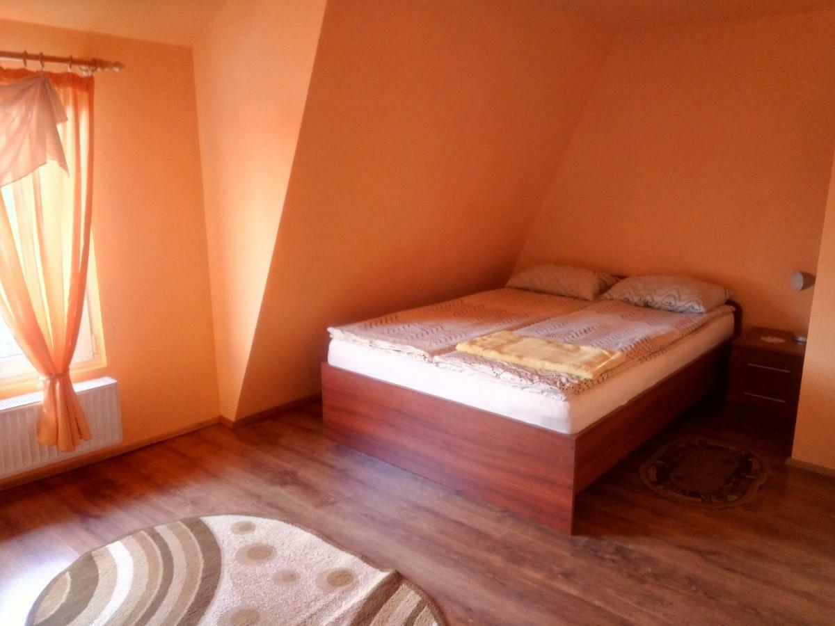 ホテル Timi Kulcsoshaz Lăzarea エクステリア 写真